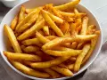 Złociste, chrupiące frytki z airfryera, idealne do szybkiego przygotowania. Dowiedz się, ile smażyć mrożone frytki w airfryer, by uzyskać perfekcyjny smak.