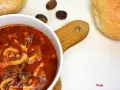 Stary przepis na flaki po zamojsku. Aromatyczna zupa z wołowiny i warzyw, podana z bułeczkami i gałką muszkatołową.