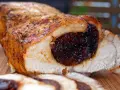 Pieczenie schabu z suszoną śliwką w środku. Złocista skórka i soczyste mięso zachęcają do spróbowania.