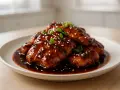 Pyszne kawałki kurczaka w sosie teriyaki, posypane sezamem i szczypiorkiem. Idealne do domowego sos teriyaki przepis.