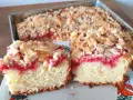 Puszyste ciasto z truskawkami mrożonymi i kruszonką, pokrojone na talerzu.