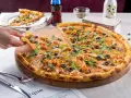 Pyszna pizza z krewetkami, oliwkami i kaparami, serwowana w klimatycznej **pizzerii Stare Miasto**. Idealna na wspólny posiłek.