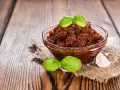 Miseczka pełna aromatycznego, czerwonego pesto z bazylią i czosnkiem, gotowa do podania.