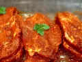 Karkówka w aromatycznej marynacie, gotowa na grilla. Świeże listki mięty dodają jej świeżości.