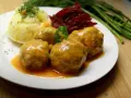 Pulpety w sosie pomidorowym jak u babci, podane z puree ziemniaczanym i buraczkami. Pyszne, domowe danie.