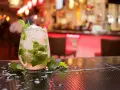 Orzeźwiające mojito z rumem, miętą i lodem na barze. Idealne na letnie wieczory.