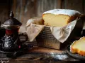 Wilgotna babka w keksówce, oprószona cukrem pudrem, obok paruje herbata w orientalnej filiżance. Idealny deser na chłodne popołudnie.