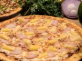 Pizza hawajska z ananasem i szynką. Czy to Sam Panopoulos kto wymyślił tę kontrowersyjną kombinację?
