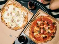 Dwie pyszne pizze: jedna biała z kiełbasą i ziemniakami, druga czerwona z oliwkami i karczochami. Takie są pizze na wieczór!