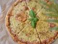 Pyszna pizza z roztopionym serem, idealna na wieczór. Zastanawiasz się, jaki ser do pizzy wybrać? Ten wygląda obłędnie!