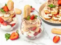 Pyszne tiramisu z truskawkami w pucharkach. Idealny pomysł, co zrobić z mascarpone na deser.