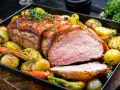Soczysta polędwica wołowa pieczona z ziemniakami i marchewką. Idealny przepis na obiad.