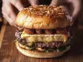 Pyszny cheeseburger z serem camembert i chrupiącymi dodatkami. Idealny, gdy zastanawiasz się, jak zrobić cheeseburgera z MC.