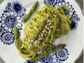 Makaron z zielonym pesto i szparagami, posypany pestkami słonecznika. Czy makaron jest zdrowy? Zależy od dodatków!