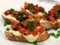 Bruschetta z pomidorami i mozzarellą: chrupiące pieczywo, roztopiony ser i świeże dodatki. Idealny przepis na szybką przekąskę.