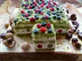 Ciasto leśny mech na dużą blachę z serkiem mascarpone, udekorowane jagodami i malinami. Wygląda jak leśna polana.