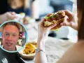 Co jest w hamburgerze z McDonald's? Soczysty kotlet, sałata, cebula i sos w bułce. Obok frytki i mężczyzna w okręgu.