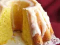 Puszysta babka cytrynowa z lukrem, idealna na niedzielny deser. Ten przepis na babkę cytrynową jest prosty i szybki.
