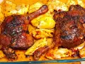 Pyszne, pieczone udka z kaczki z chrupiącymi ziemniakami, skąpane w aromatycznym sosie.