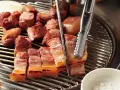 Pyszny boczek w kawałkach, grillowany na ruszcie. Idealny do marynaty, która podkreśli jego smak.