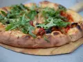 Pyszna pizza z rukolą i oliwkami na chrupiącym cieście. Proste ciasto na pizzę zawsze wychodzi, idealne na szybki obiad.