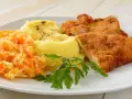 Najlepsze surówki do schabowego i frytek, które zachwycą smakiem