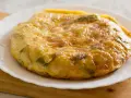 Złocista tortilla ziemniaczana z papryką na talerzu. Idealne śniadanie bez chleba, sycące i pyszne.