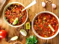 Zupa meksykańska Ani Gotuje: aromatyczne chili con carne z fasolą, kukurydzą i pomidorami, ozdobione limonką.