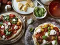 Dwie pizze margherita z pomidorami, mozzarellą i bazylią. Zastanawiasz się, ile kalorii ma pizza margherita?