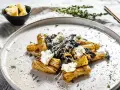 Makaron rigatoni z grzybami i kremowym serem, polany aromatycznym sosem truflowym.