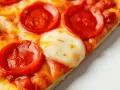Ile kalorii ma kawałek pizzy? Sprawdź popularne rodzaje i składniki