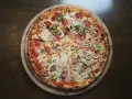 Pizza neapolitańska z salami, jalapeno, kukurydzą i pieczarkami. Pyszna, choć warto pamiętać o jej pizza neapolitańska kcal.