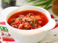 Aromaticzny barszcz ukraiński tradycyjny w białej miseczce, ozdobiony koperkiem. Idealny przepis na rozgrzewający obiad.