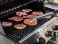 Karkówka na grillu gazowym. Dowiedz się, jak długo grillować karkówkę, by była soczysta i idealnie upieczona.