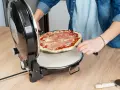 Wkładanie pizzy do pieca. Ten najlepsza pizza przepis jest prosty i szybki!