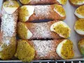 Chrupiące rurki wypełnione kremem i posypane pistacjami. Te pyszne **cannoli** wyglądają jak dzieła sztuki cukierniczej.