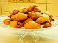 Rogaliki drożdżowe, pachnące jak u babci, na szklanej paterze. Idealne na deser.