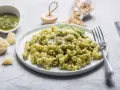 Pyszny makaron fusilli z domowym pesto, parmezanem i orzeszkami pinii. Idealny przepis, jak zrobić pesto!