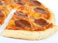Apetyczna pizza pepperoni z ciągnącym serem. Zastanawiasz się, ile waży pizza? Ta wygląda na idealną porcję!