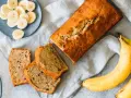 Pyszny, domowy chlebek bananowy – sprawdzony przepis na wilgotne ciasto. Obok kromki i plasterki banana.