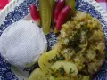Pyszny camembert z frytkownicy, podany z ziemniakami, kiszonymi ogórkami i rzodkiewką.