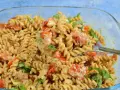 Bardzo szybkie ciasto z niczego: makaron fusilli z pomidorkami, fetą i bazylią w kremowym sosie. Idealne na szybki obiad.