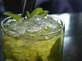 Orzeźwiający mojito bezalkoholowe z lodem i miętą, idealny na upalne dni.