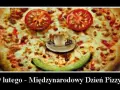 Uśmiechnięta pizza z pomidorów i pieczarki. Idealna na Międzynarodowy Dzień Pizzy, który obchodzimy 9 lutego.