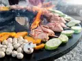 Przepiórki, dynia, cukinia i pieczarki – idealne składniki, co przygotować na grilla ze znajomymi.
