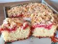 Puszyste ciasto z dużą ilością jajek, z soczystymi truskawkami i chrupiącą kruszonką. Idealne na deser.