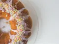Puszysty babka z lukrem i kolorową posypką, idealna na Wielkanoc. Ten lukier do cynamonek sprawi, że każde ciasto będzie wyglądać apetycznie.