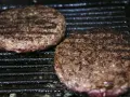 Jak długo smażyć burgera? Idealny czas dla każdego stopnia wysmażenia