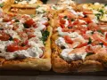 Pyszne placki z burratą, pomidorkami i łososiem. Idealne na szybki przepis na ciasto do pizzy, gdy masz ochotę na coś wyjątkowego.