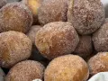 Puszyste pączki z ziemniakami Ewy Wachowicz, obtoczone w cukrze z cynamonem, kuszą apetycznym wyglądem.
